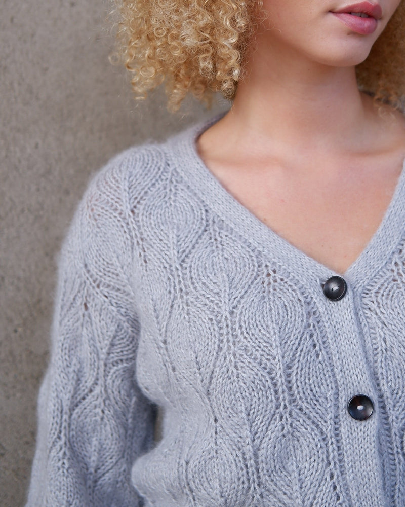 Olive Cardigan V-neck – Strickanleitung & Garnpaket - BONIFAKTUR