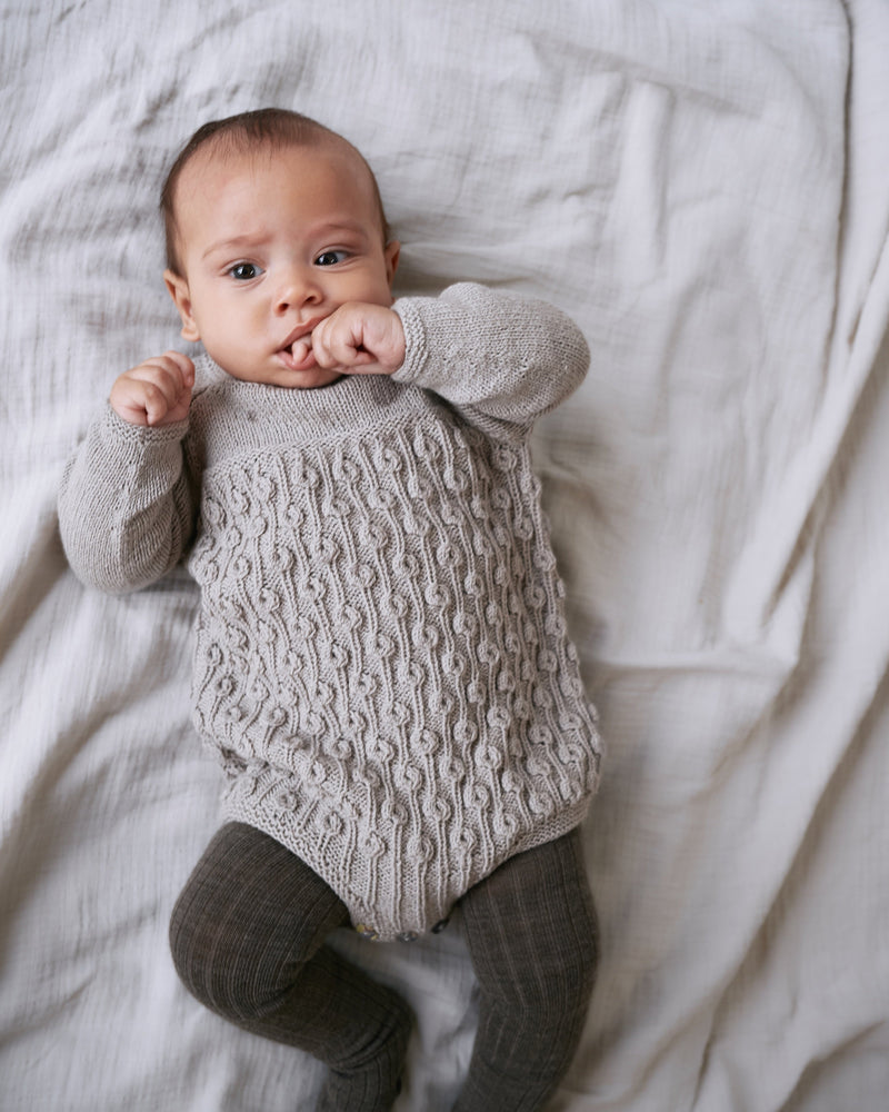 Bean Sprout Romper – Strickanleitung & Garnpaket - BONIFAKTUR - Kleinste -Bean Sprout Romper Baby