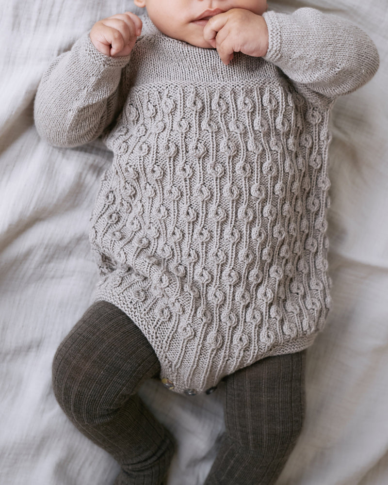 Bean Sprout Romper – Strickanleitung & Garnpaket - BONIFAKTUR - Kleinste -Bean Sprout Romper Baby
